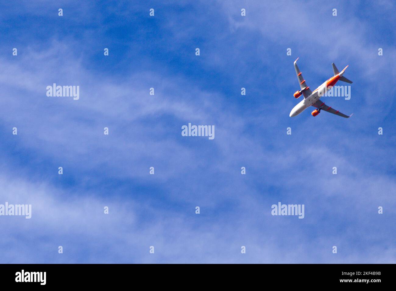 Aereo commerciale Jet Flying in una giornata di estati blu chiaro Foto Stock