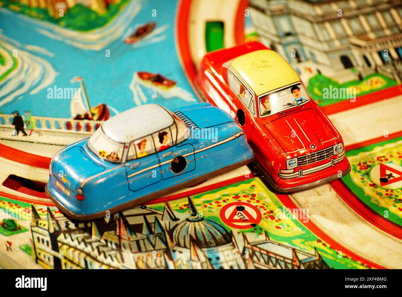 Alt, Blechspielzeug, Nostalgie, Raritaet, Sammler, Strassenverkehr, Automobil, Zusammenstoss auf Kreuzung, dargestellt mit Modellautos aus Blech, Foto Stock