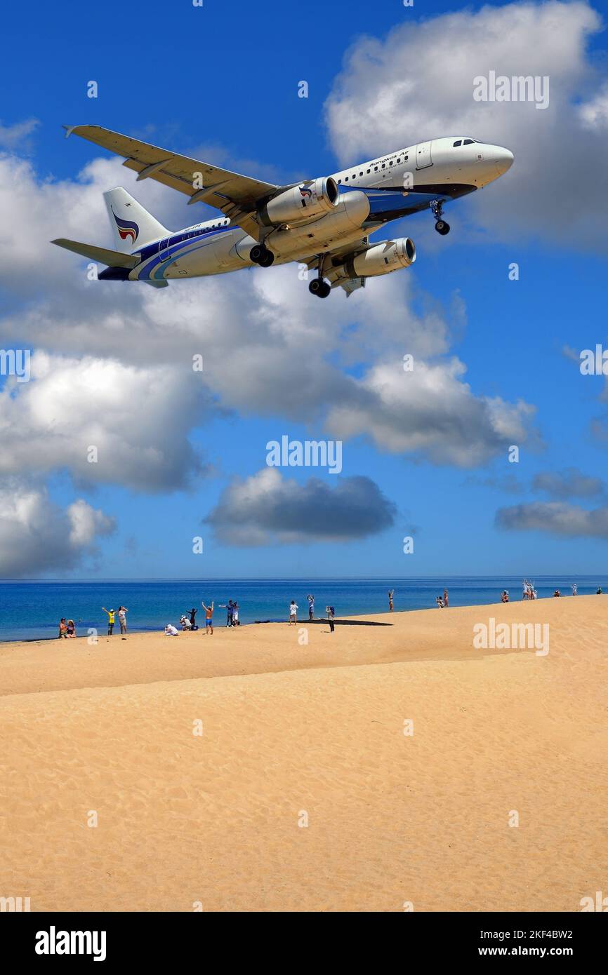 Flugzeug im Landeanflug, Spiaggia di mai Kao, Phuket, Thailandia, blauer Himmel, Cumuluswolken, Foto Stock