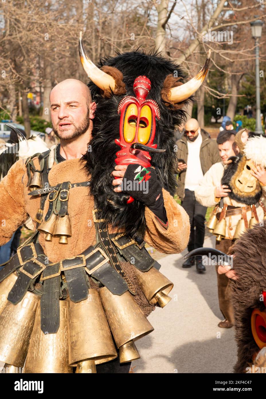 Ballerino maschile Kukeri con la sua grande maschera al tradizionale festival annuale di Sofia, Bulgaria, Europa orientale, Balcani, UE Foto Stock