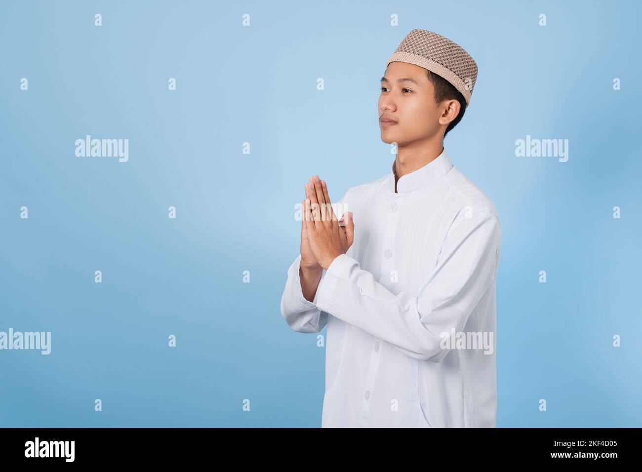 Sorridente musulmano asiatico felice celebrando Eid al-Fitr isolato sfondo bianco. Celebrare il mese Santo del Ramadan in Islam Foto Stock