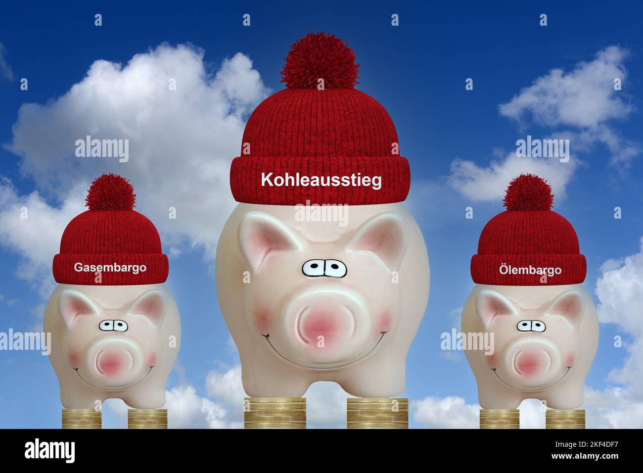 Drei rosa Sparschweine mit Pudelmütze, warm anziehen, Energiekrise, harter Winter, frieren, Heizung drosseln, Gasembargo, Ölembargo, Kohleausstieg, Foto Stock