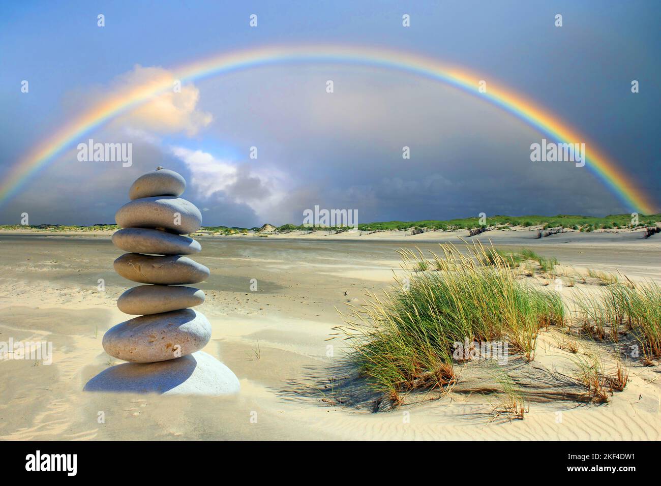 Kieselsteinturm am Strand, Insel Borkum, Ostfriesische Inseln, Regenbogen, Foto Stock