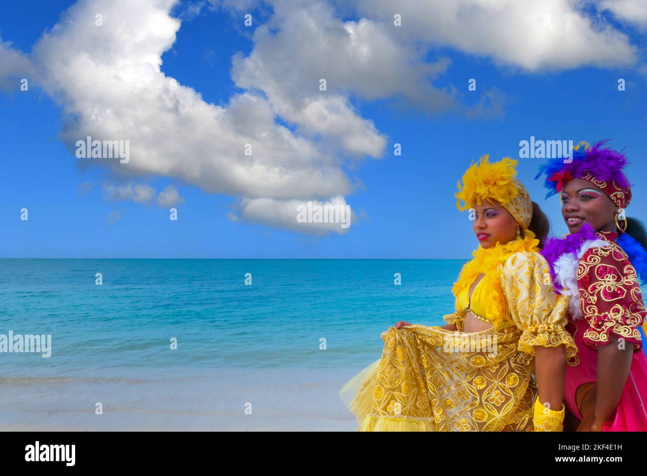 Kuba, Tänzerin am Meer, zwei Personen, Kostüm, Showgirls, Nachtclub, Tanzshows, Foto Stock