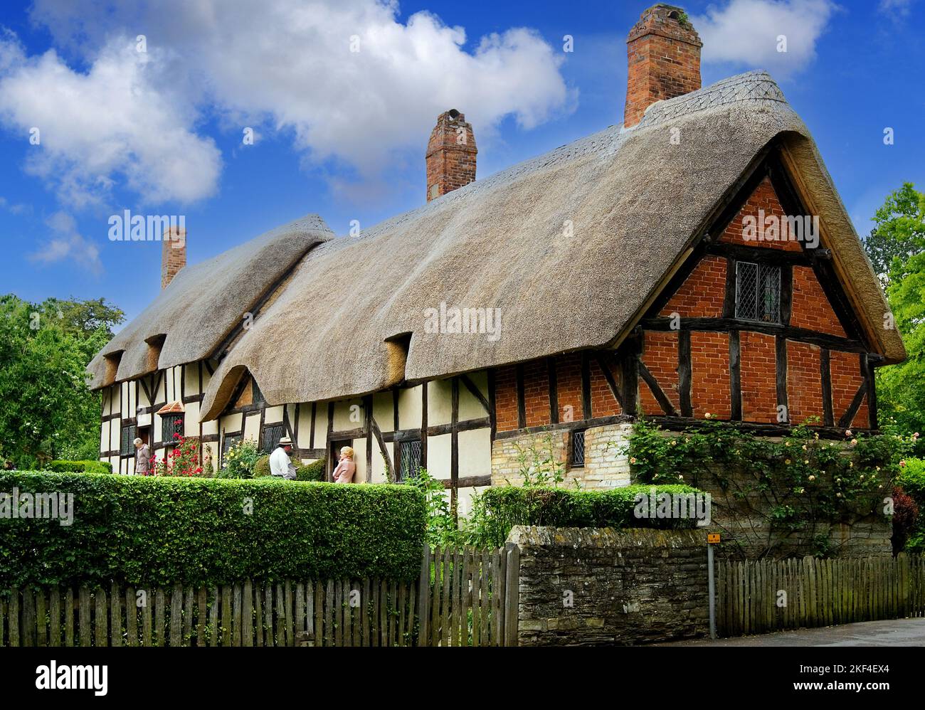 Das Anne Hathaway Cottage in Stratford upon Avon. In dem idyllisch gelegenen Landhaus machte Shakespeare a circuizione Frau Anne Hathaway den Heiratsantrag. Foto Stock