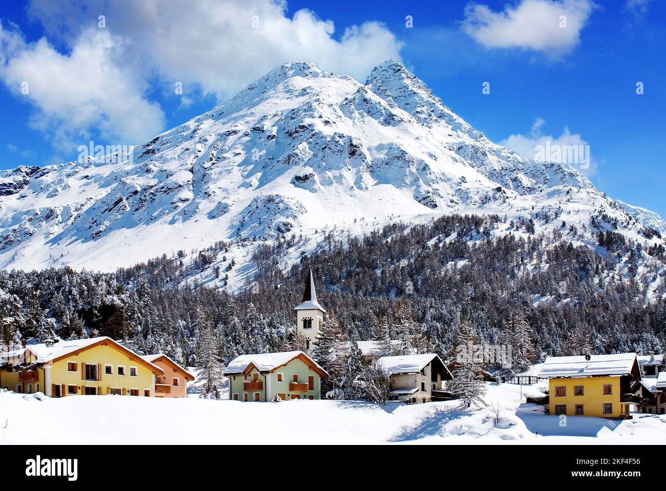 Dorf Isola am Silser See im Winter, Oberengadin, Schweiz | Foto Stock