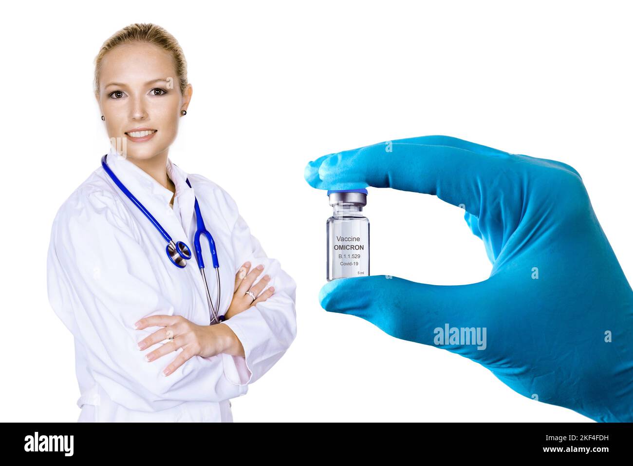 Eine junge Ärztin mit Stethoskop in ihrer Arztpraxis, Hand mit Impfdosis gegen Corona, B.1.1.529, Fotomontage, (M), Foto Stock