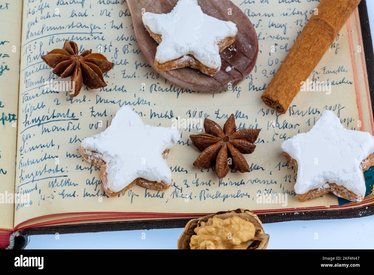 Weihnachtsbäckerei, Zutaten für Kekse und Plätzchen, die zu Weihnachten gebacken werden, Rezeptbuch, Omas Rezepte, Foto Stock