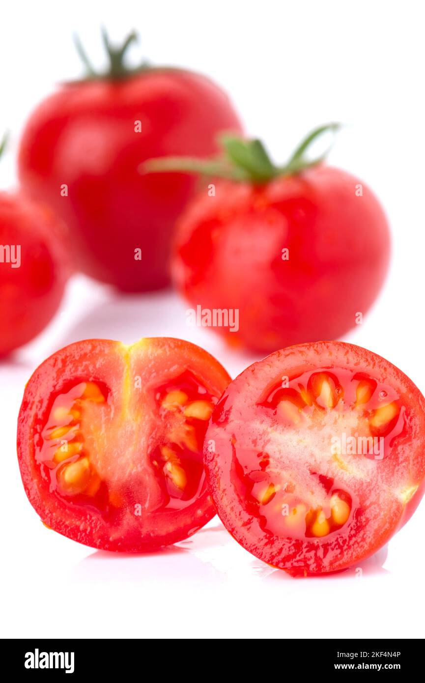 Frische rote Tomaten, Freisteller, Textraum, Frucht, Früchte, Gemüse, Pflanze, Pflanzen, Tomatenfrucht, Foto Stock