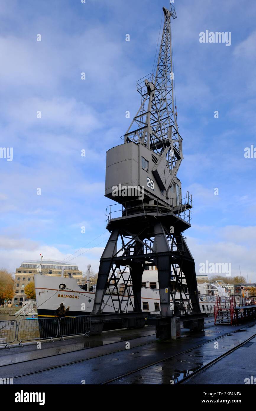 Bristol, Regno Unito. 16th Nov 2022. Le gru del Bristol Harbourside, che costituiscono un simbolo iconico per la città, hanno ora ottenuto lo status di Grade 2. Ora è illegale eliminarli o lasciarli cadere in decadenza. Le gru sono state prodotte dalla società di Bath Stothert & Pitt negli anni '50, solo quattro rimangono mentre le altre sono state vendute per rottami negli anni '70. Credit: JMF News/Alamy Live News Foto Stock