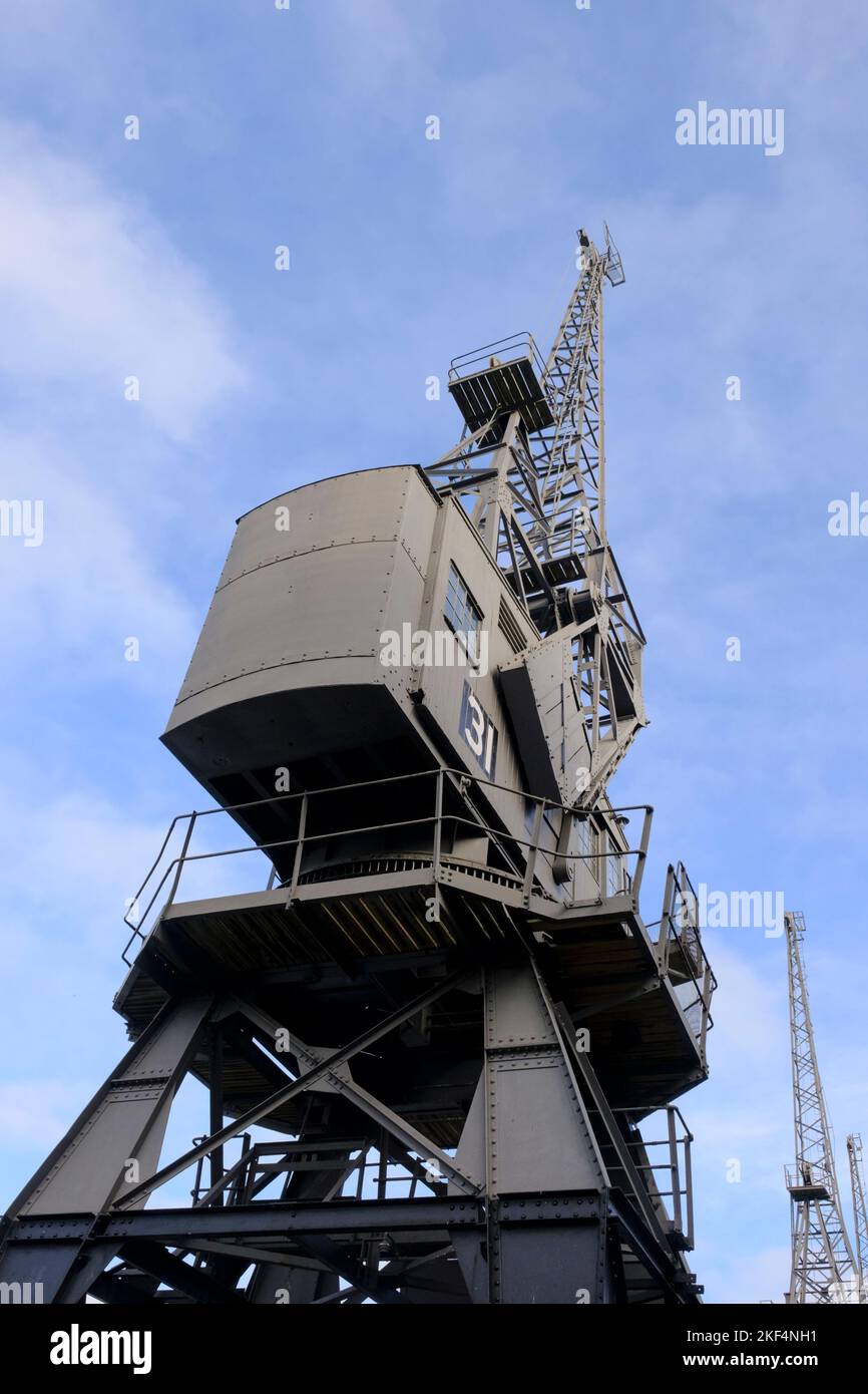 Bristol, Regno Unito. 16th Nov 2022. Le gru del Bristol Harbourside, che costituiscono un simbolo iconico per la città, hanno ora ottenuto lo status di Grade 2. Ora è illegale eliminarli o lasciarli cadere in decadenza. Le gru sono state prodotte dalla società di Bath Stothert & Pitt negli anni '50, solo quattro rimangono mentre le altre sono state vendute per rottami negli anni '70. Credit: JMF News/Alamy Live News Foto Stock