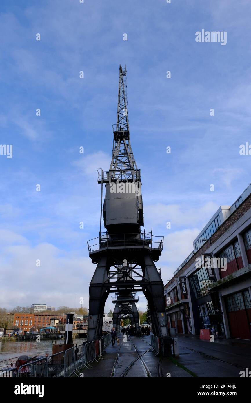 Bristol, Regno Unito. 16th Nov 2022. Le gru del Bristol Harbourside, che costituiscono un simbolo iconico per la città, hanno ora ottenuto lo status di Grade 2. Ora è illegale eliminarli o lasciarli cadere in decadenza. Le gru sono state prodotte dalla società di Bath Stothert & Pitt negli anni '50, solo quattro rimangono mentre le altre sono state vendute per rottami negli anni '70. Credit: JMF News/Alamy Live News Foto Stock