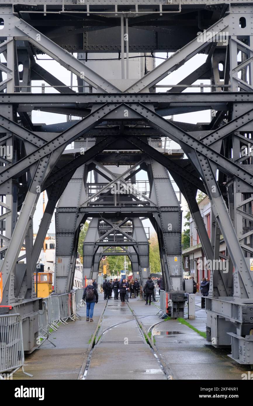 Bristol, Regno Unito. 16th Nov 2022. Le gru del Bristol Harbourside, che costituiscono un simbolo iconico per la città, hanno ora ottenuto lo status di Grade 2. Ora è illegale eliminarli o lasciarli cadere in decadenza. Le gru sono state prodotte dalla società di Bath Stothert & Pitt negli anni '50, solo quattro rimangono mentre le altre sono state vendute per rottami negli anni '70. Credit: JMF News/Alamy Live News Foto Stock