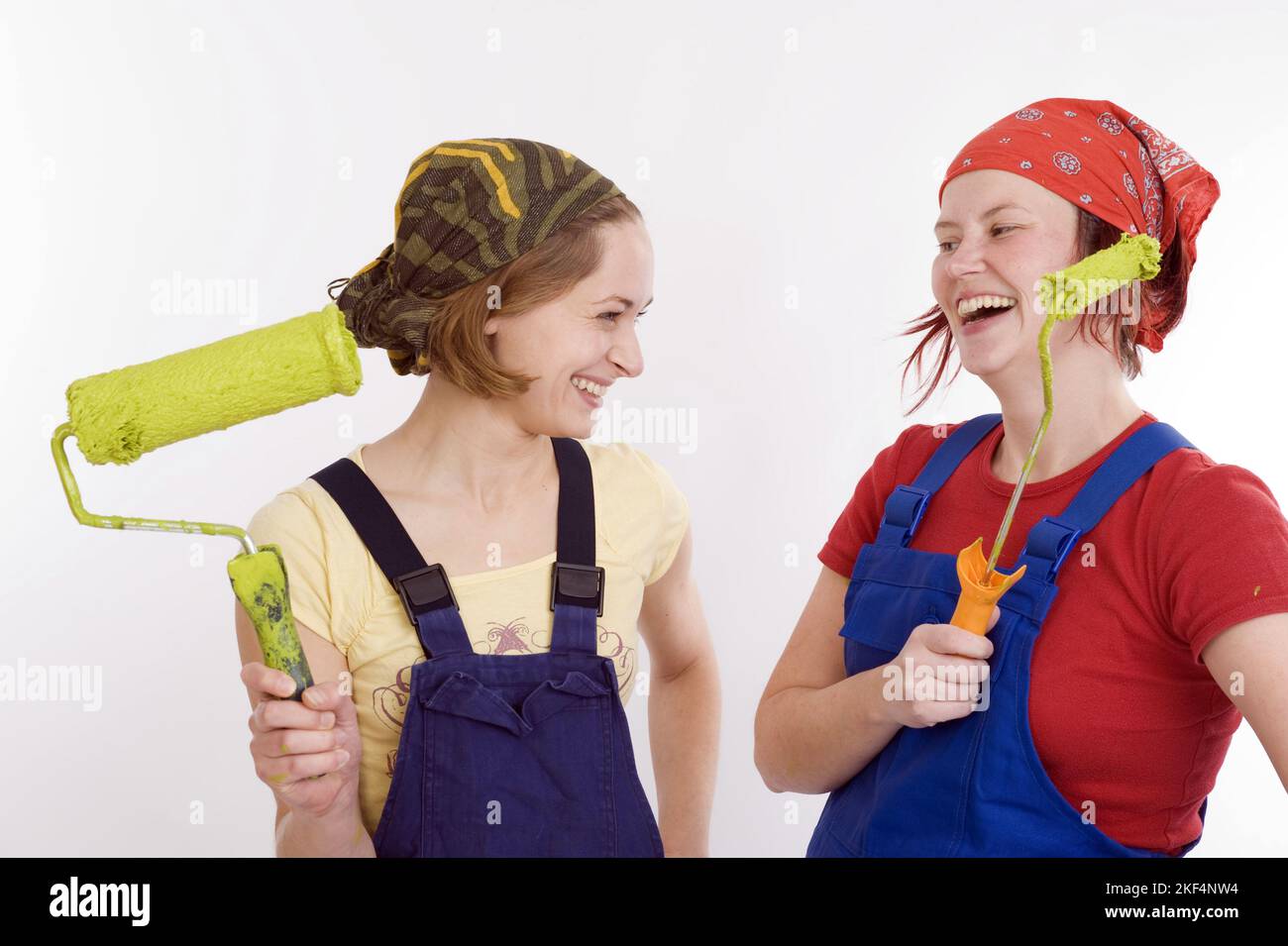 Zwei junge Frauen renovieren ihre Wohnung, Wände streichen, Foto Stock