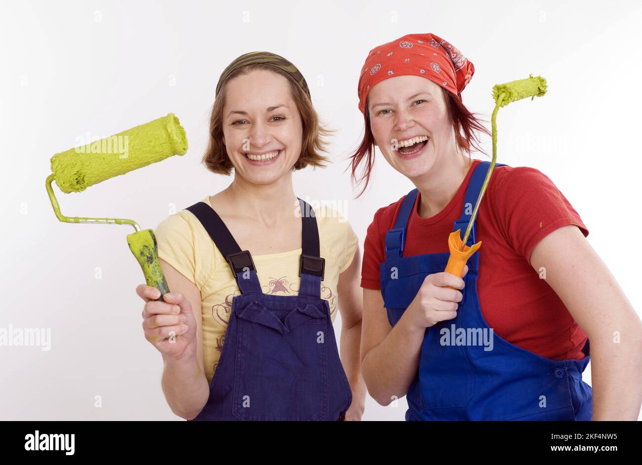 Zwei junge Frauen renovieren ihre Wohnung, Wände streichen, Foto Stock