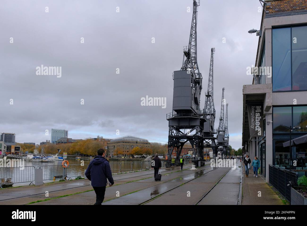 Bristol, Regno Unito. 16th Nov 2022. Le gru del Bristol Harbourside, che costituiscono un simbolo iconico per la città, hanno ora ottenuto lo status di Grade 2. Ora è illegale eliminarli o lasciarli cadere in decadenza. Le gru sono state prodotte dalla società di Bath Stothert & Pitt negli anni '50, solo quattro rimangono mentre le altre sono state vendute per rottami negli anni '70. Credit: JMF News/Alamy Live News Foto Stock