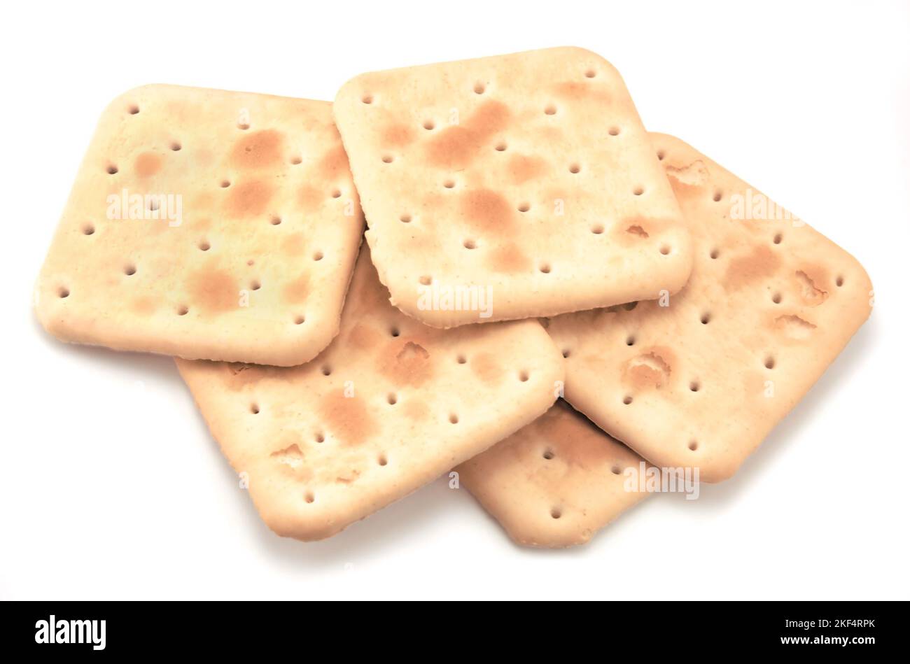 Primo piano dello stack del cracker di soda, grande quadrato isolato e dettagliato croccante cracker saltini a grana intera macro primo piano militare campo razione MRE concetto ombre Foto Stock