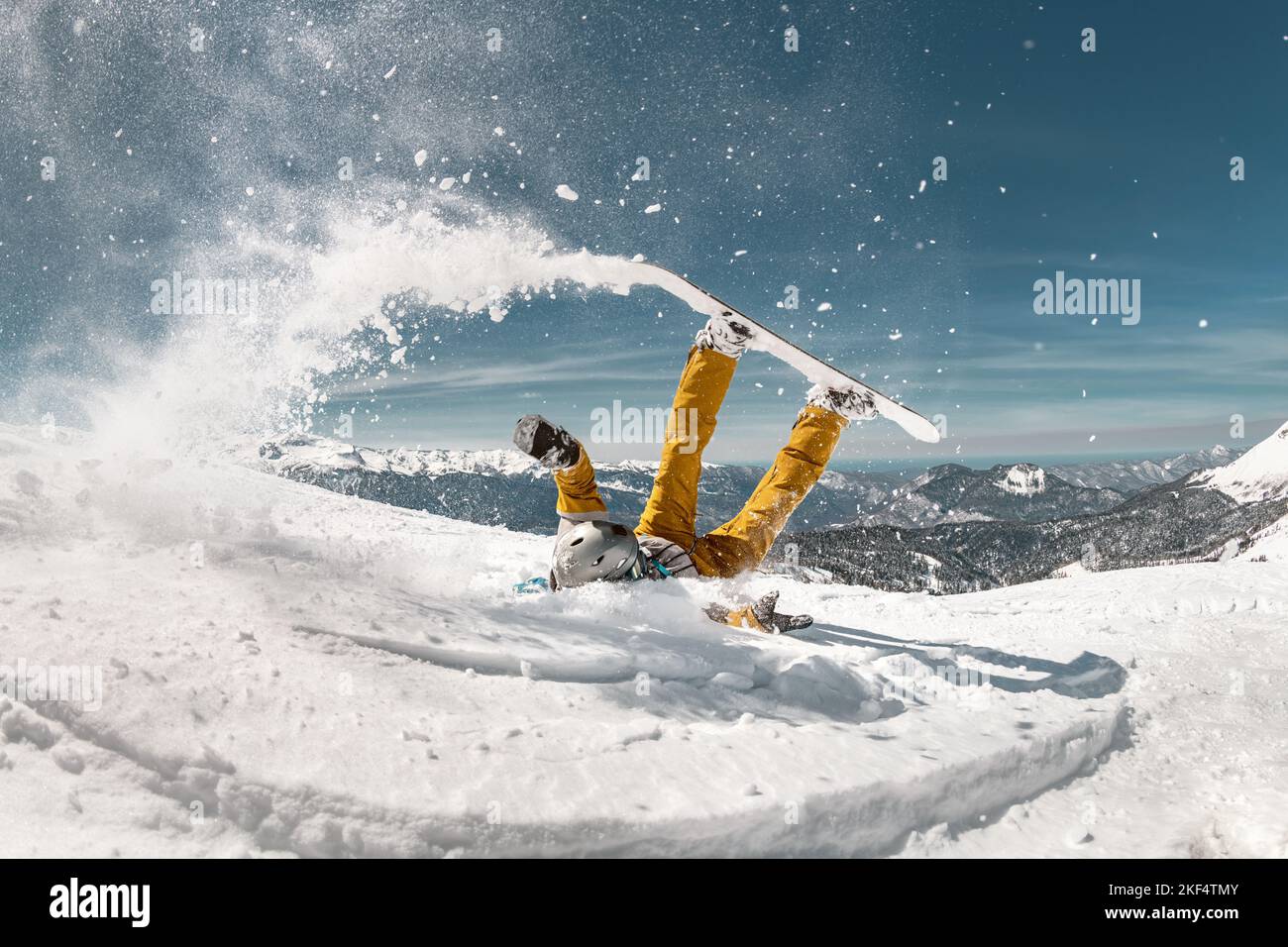Gli snowboarder non riescono a offpista. Concetto di sicurezza nella stazione sciistica Foto Stock