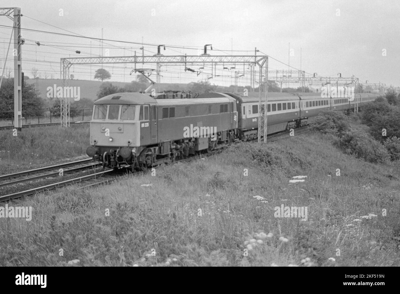 locomotiva elettrica britannica originale classe 86 numero 86225 hardwicke su servizio passeggeri vicino a rugby fine 1970s inizio 1980s Foto Stock