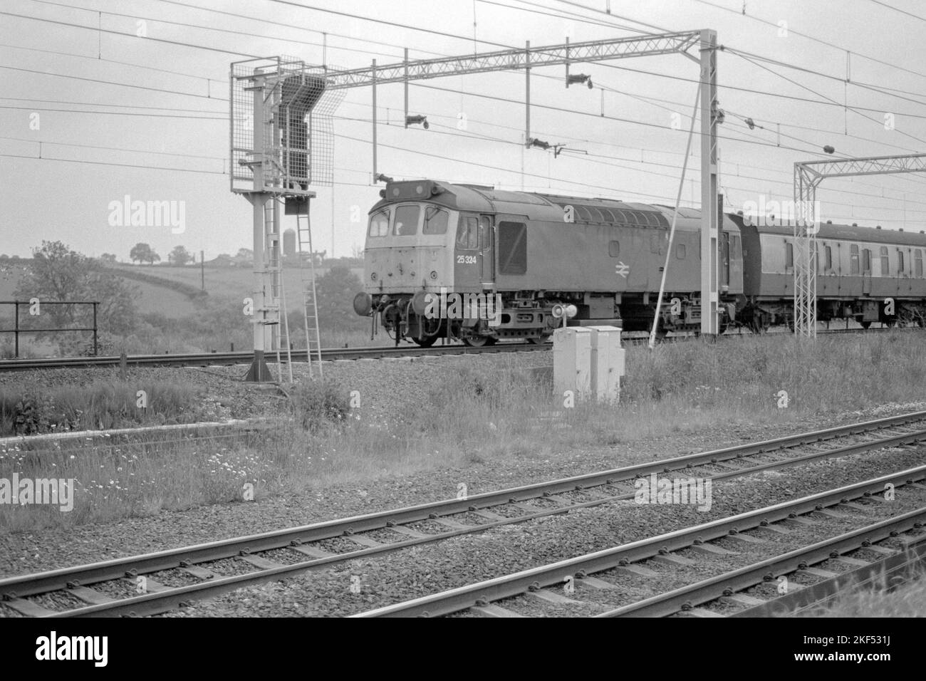 originale british rail diesel locomotive classe 25 numero 25324 sul servizio di shunting vicino a rugby fine 1970s inizio 1980s Foto Stock