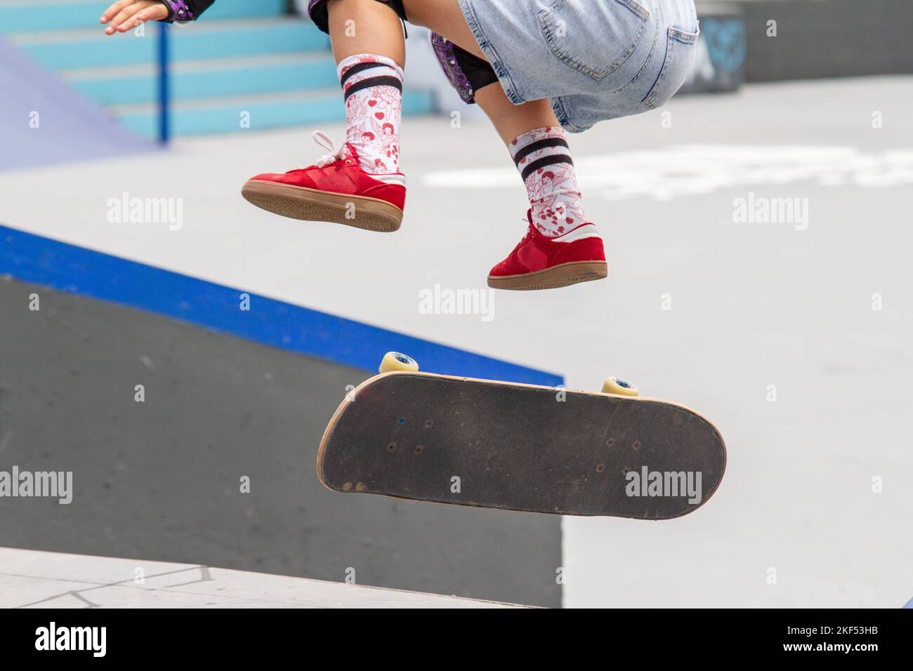 Ragazza skateboard in un parco di skate a Rio de Janeiro, Brasile. Foto Stock