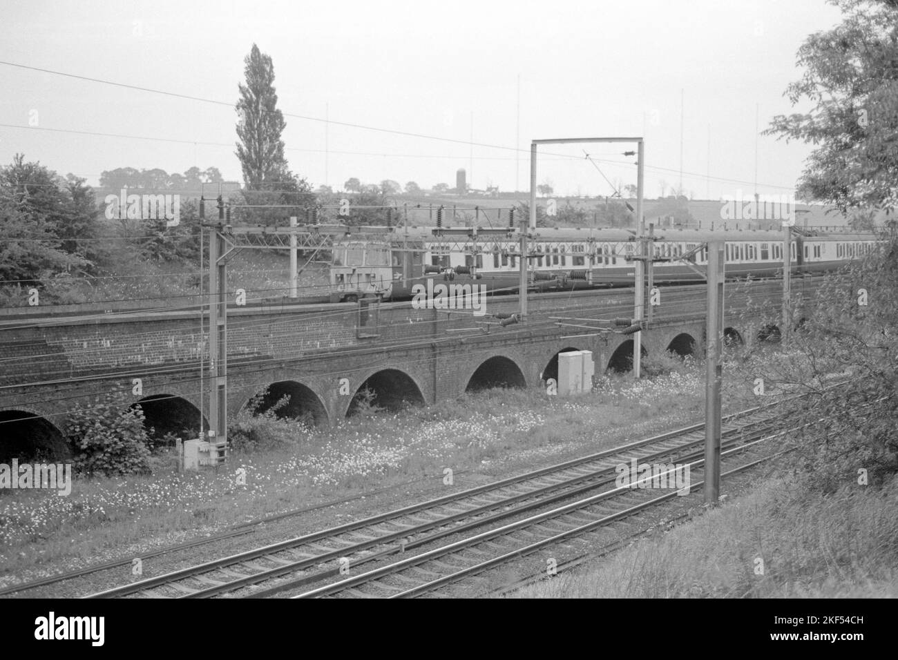 unità elettrica multipla britannica originale sul servizio passeggeri vicino a rugby fine 1970s inizio 1980s Foto Stock
