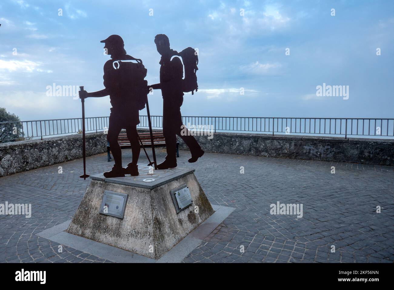 Scultura del viaggiatore ambulante a Montefiascone, Lazio, Italia, lungo via Francigena Foto Stock