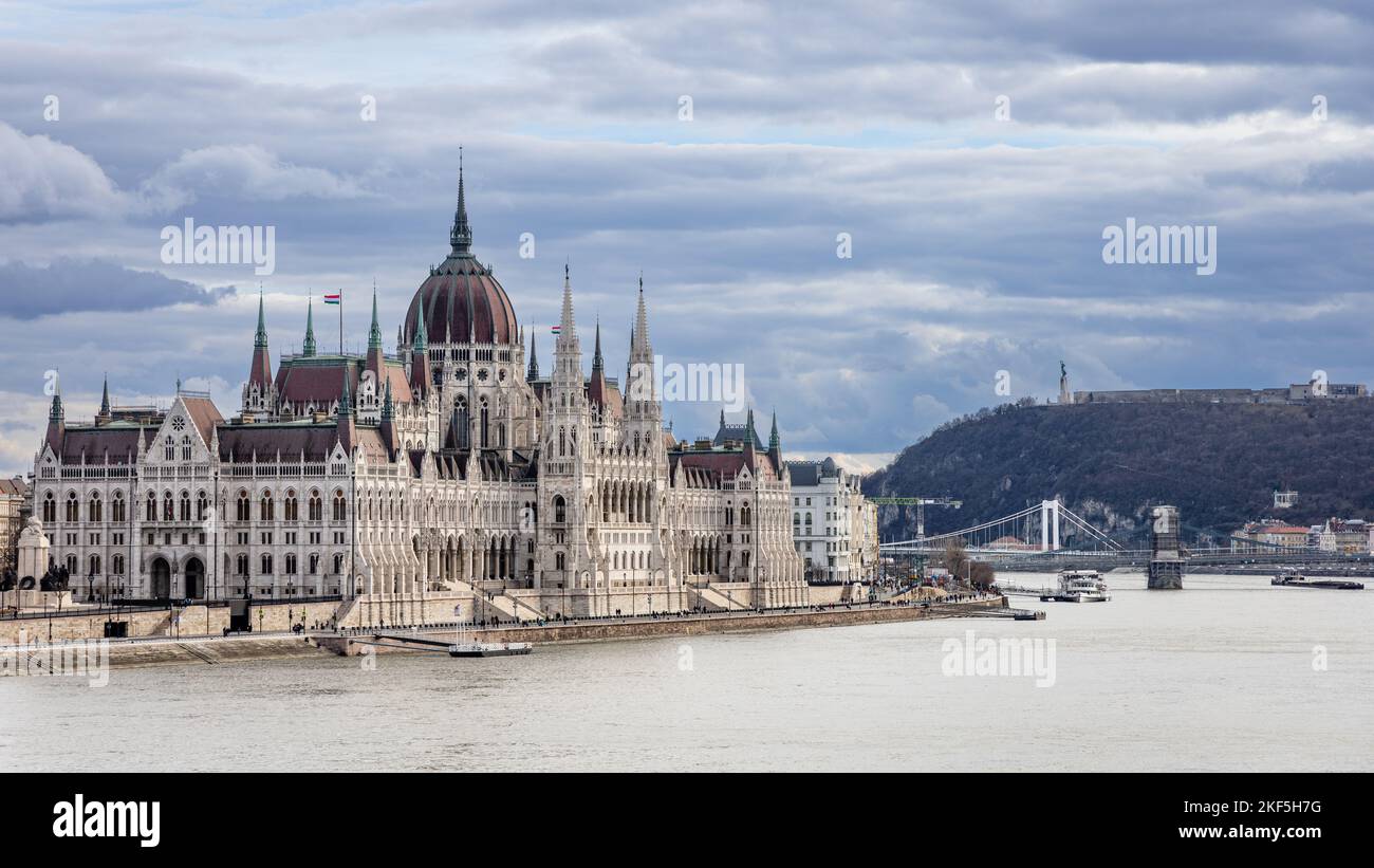 Vista dell'edificio neogotico del Parlamento ungherese che si affaccia sul Danubio a Budapest, Ungheria, Europa orientale. Giorno nuvoloso.got Foto Stock