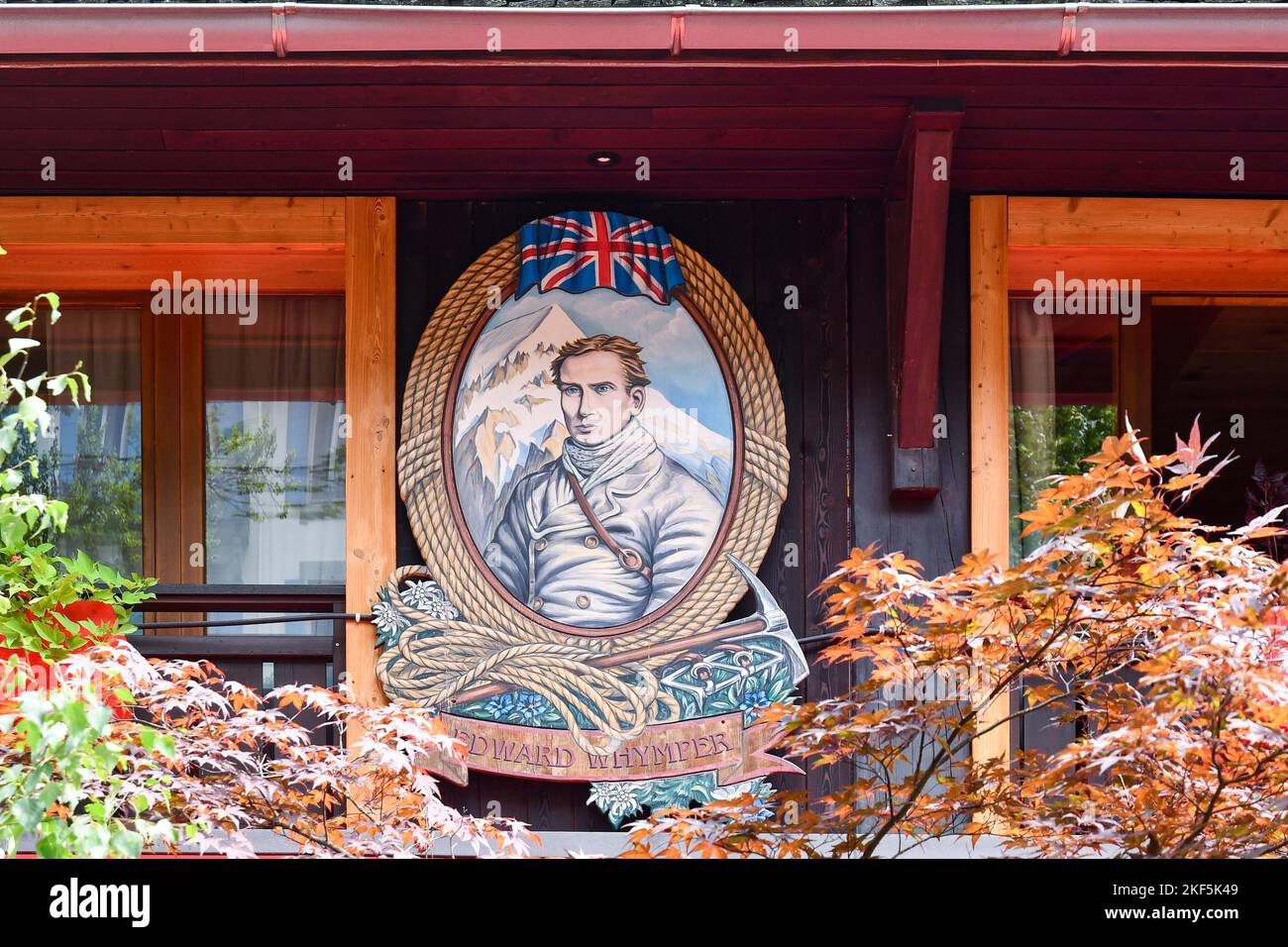 Ritratto dell'alpinista Edward Whimper dipinto sulla facciata in legno di un hotel nel centro di Chamonix, alta Savoia, Francia Foto Stock