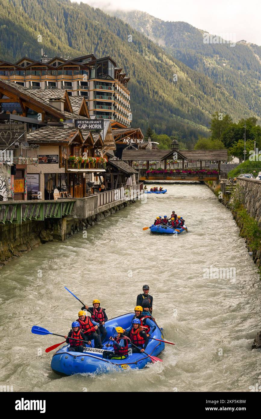 Rafting sul fiume Arve attraverso il centro della città alpina in estate, Chamonix, alta Savoia, Francia Foto Stock