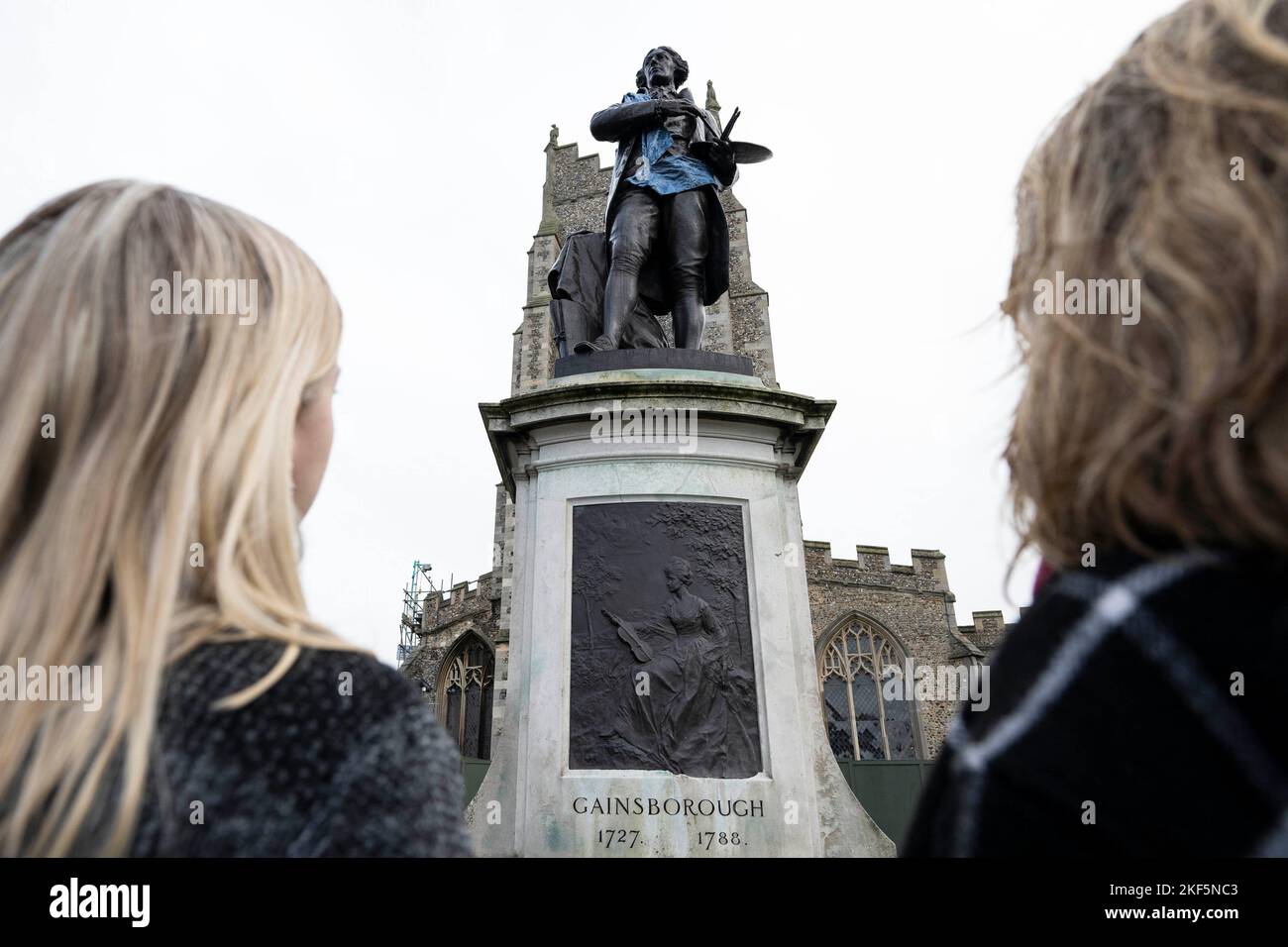 USO EDITORIALE SOLO Una statua in bronzo di Thomas Gainsborough su Market Hill a Sudbury è abbellita in una bustina di seta, dotata dagli specialisti tessitori di seta Humphries tessitura e fatta in particolare per celebrare l'apertura della casa di Gainsborough. Data immagine: Mercoledì 16 novembre 2022. Foto Stock