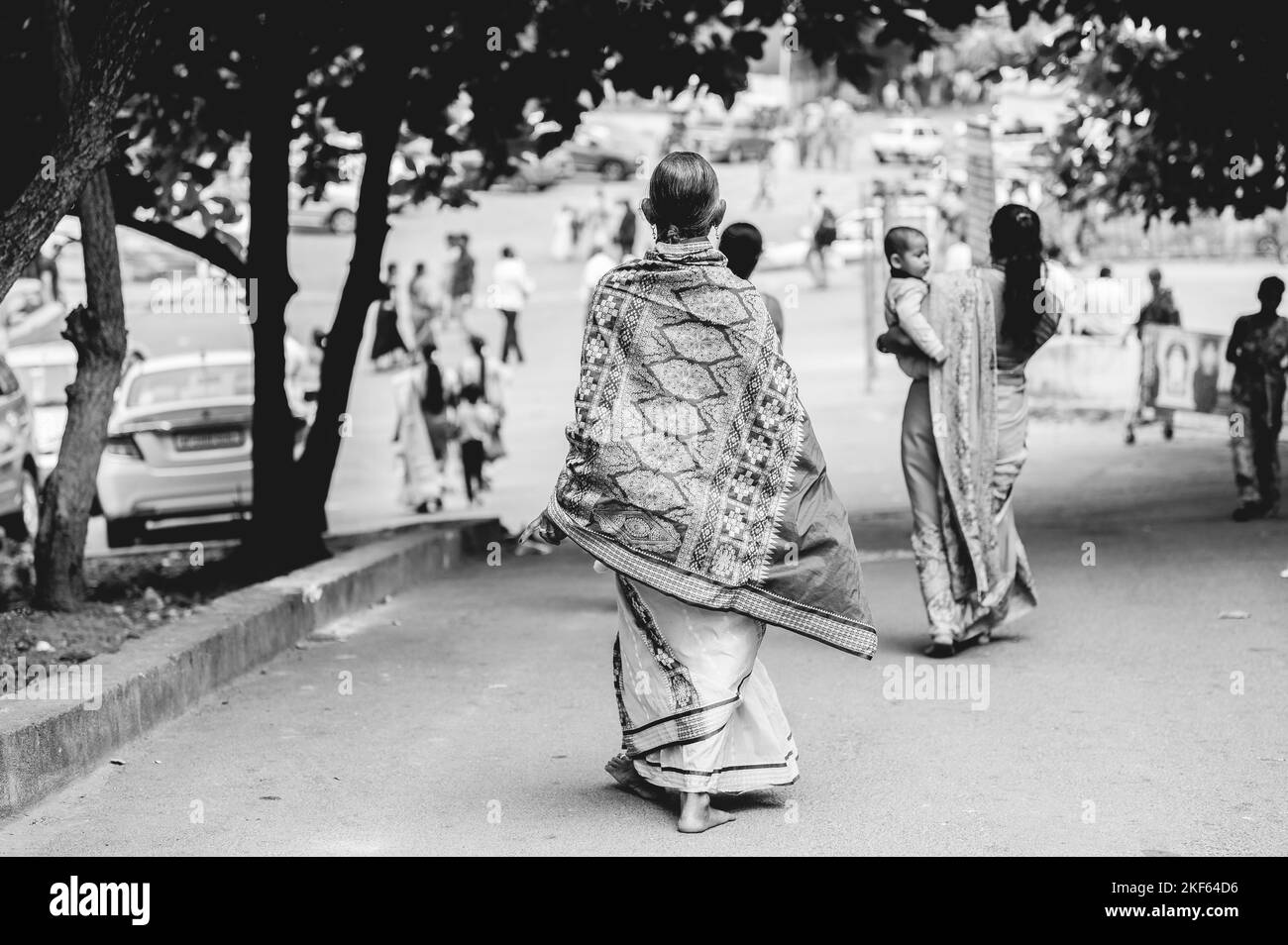 Un lato posteriore di una donna che adorava in un tempio indù in India, Visakhapatnam Foto Stock