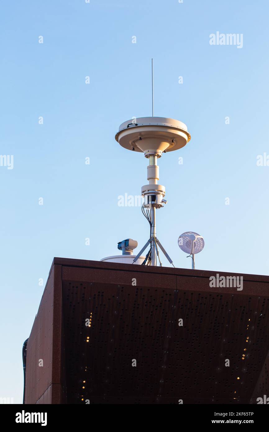 Torre di comunicazione a forma di disco con antenna sul tetto, sorveglianza di massa Foto Stock