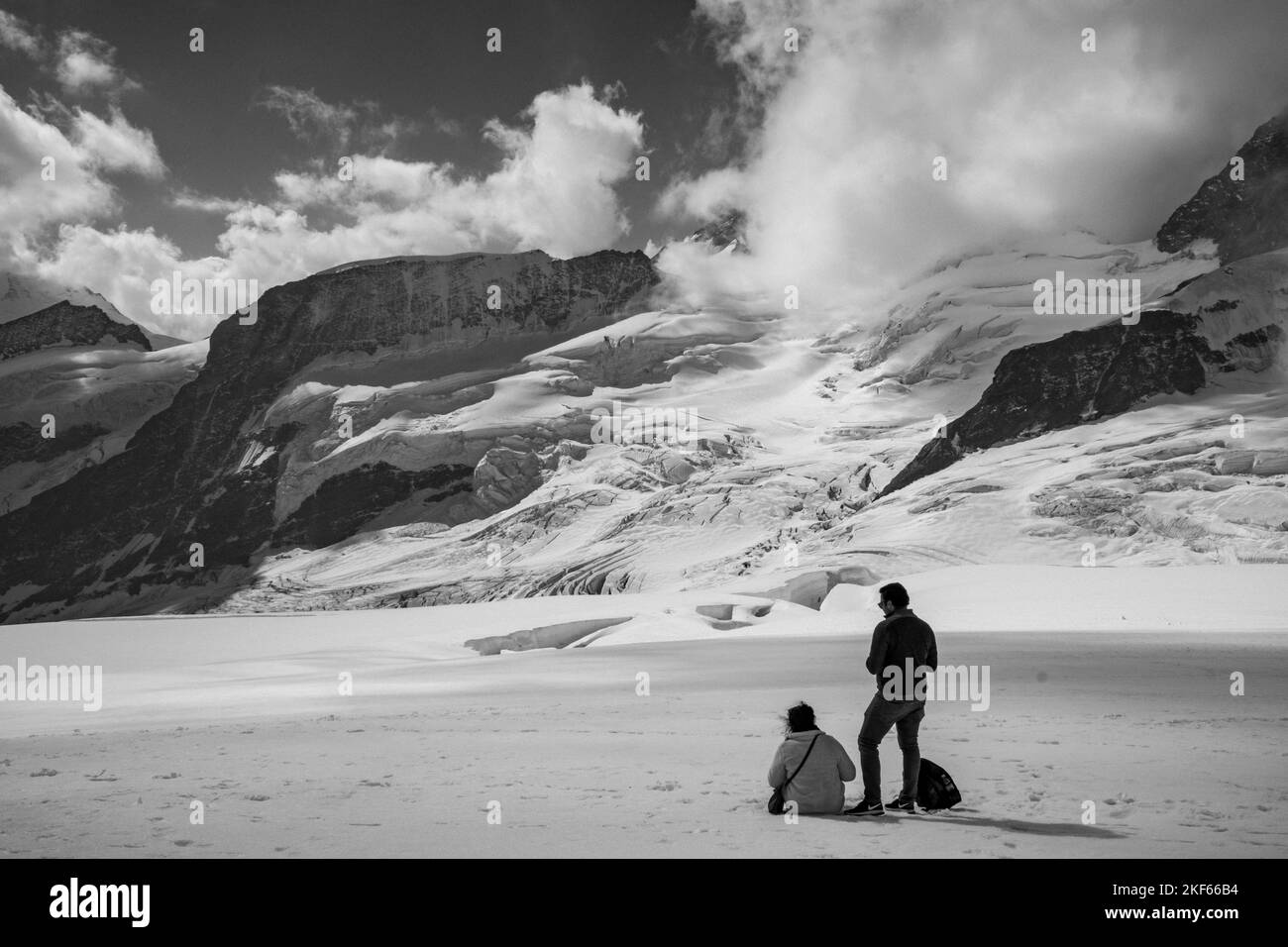Vista posteriore di coppia sul ghiacciaio Aletsch in Svizzera Foto Stock