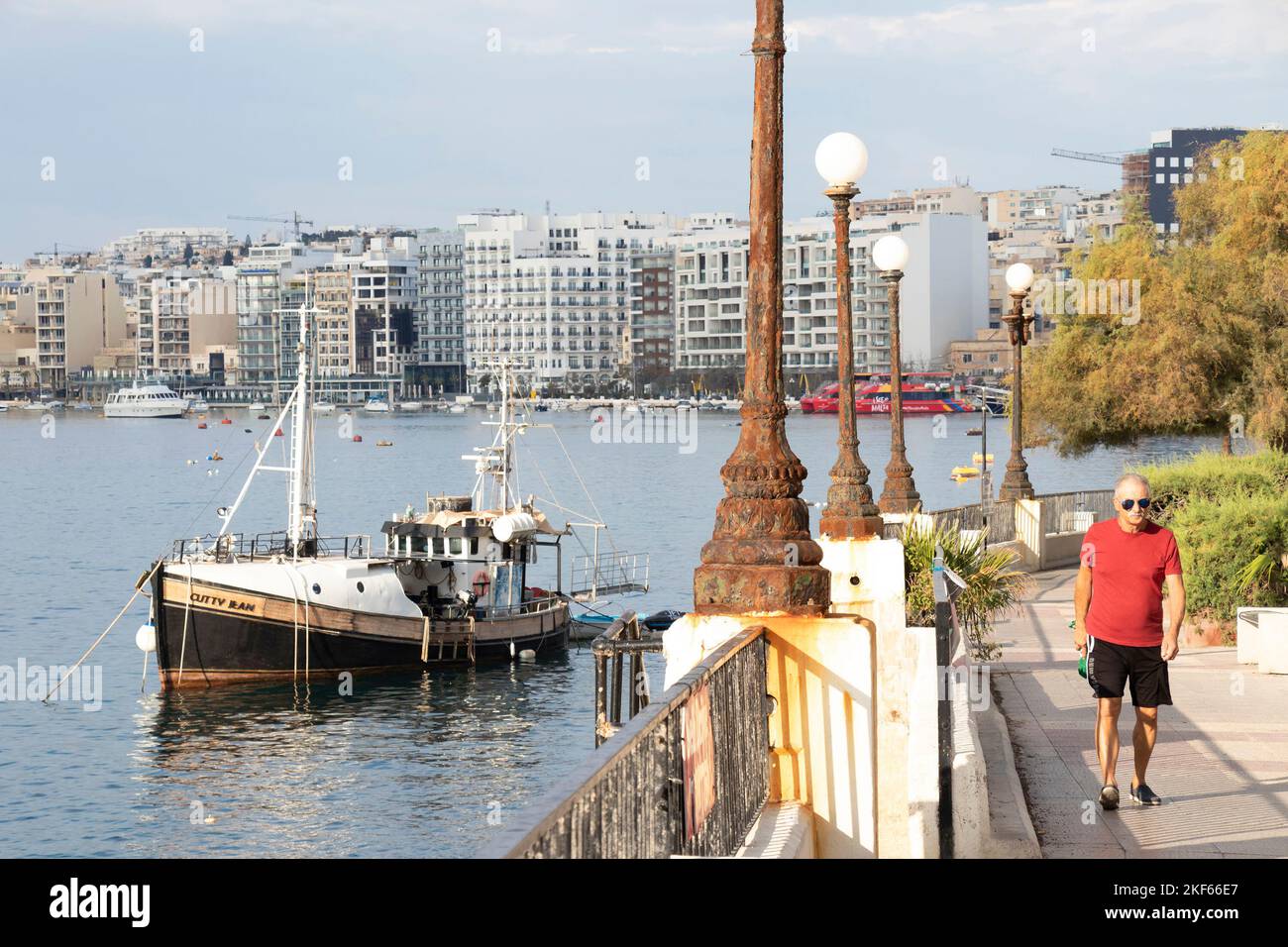 Sliema, Malta - 12 novembre 2022: Uomo anziano che cammina sul lungomare la mattina presto Foto Stock