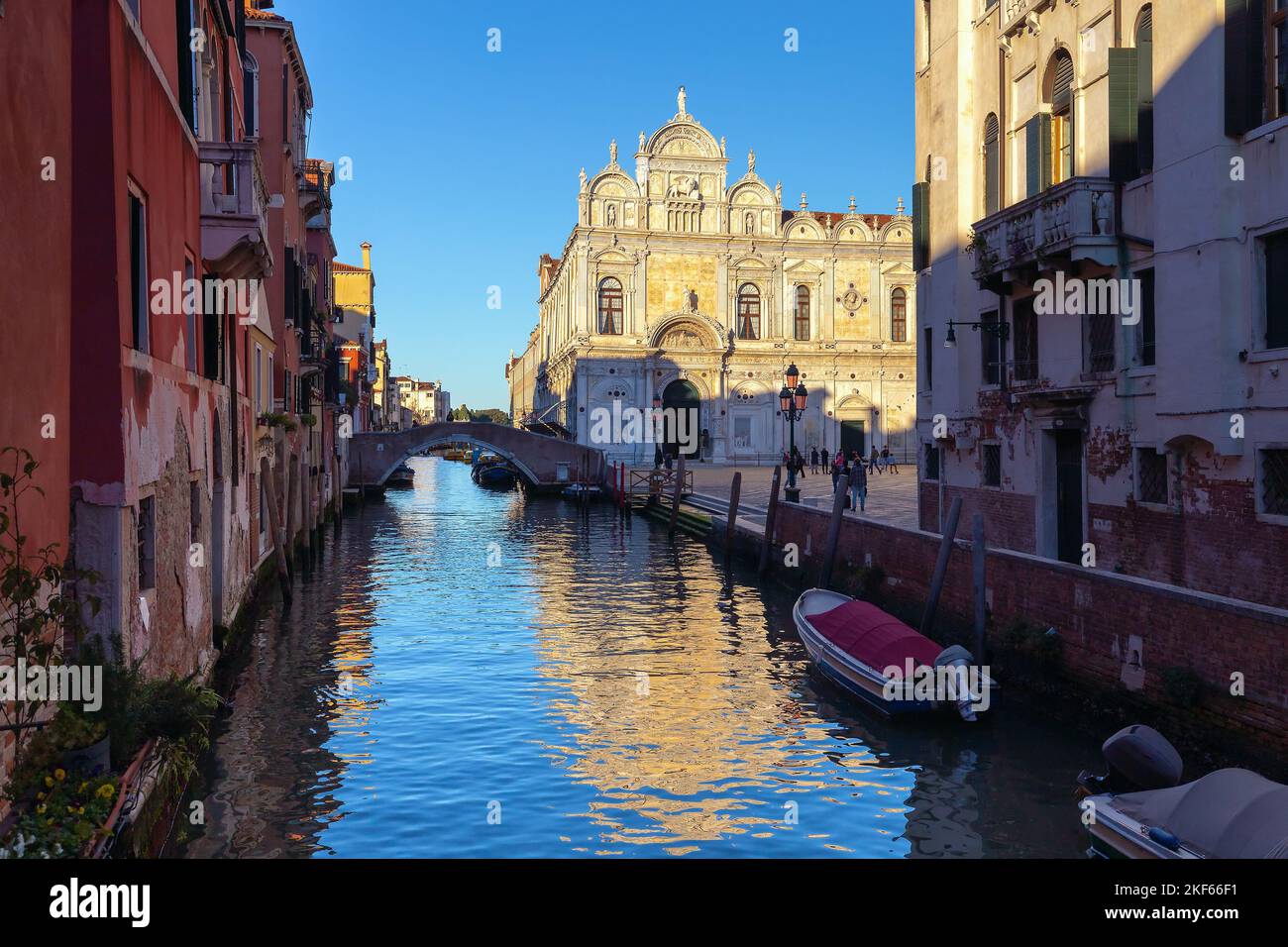 La facciata in marmo bianco dell'Ospedale dei Santi Giovanni e Paolo al tramonto. Venezia. Italia. Foto Stock