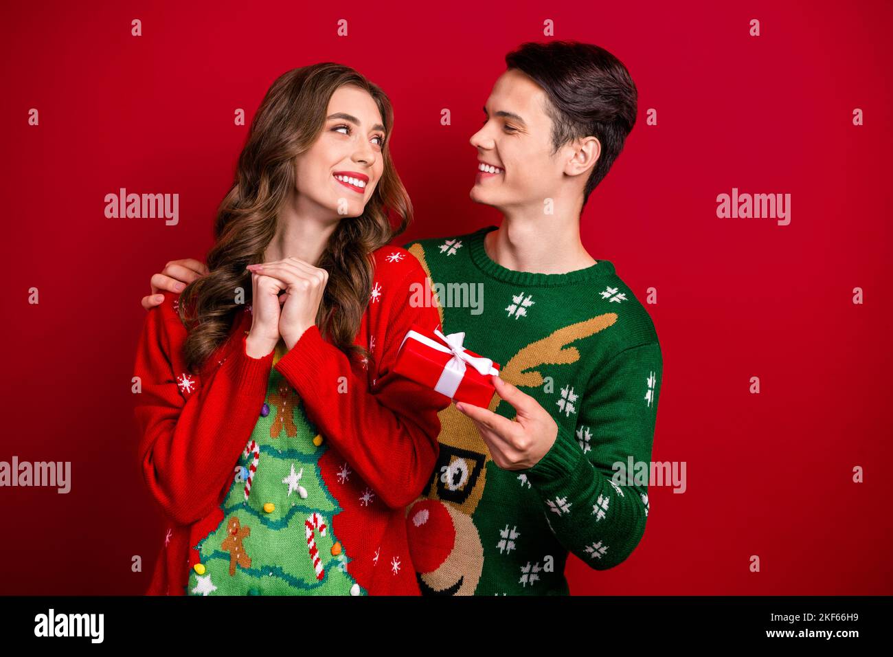 Foto di coppia positiva carina moglie marito condividere regali godendo  miracolo tempo fata stagione preferita isolato su sfondo di colore rosso  Foto stock - Alamy