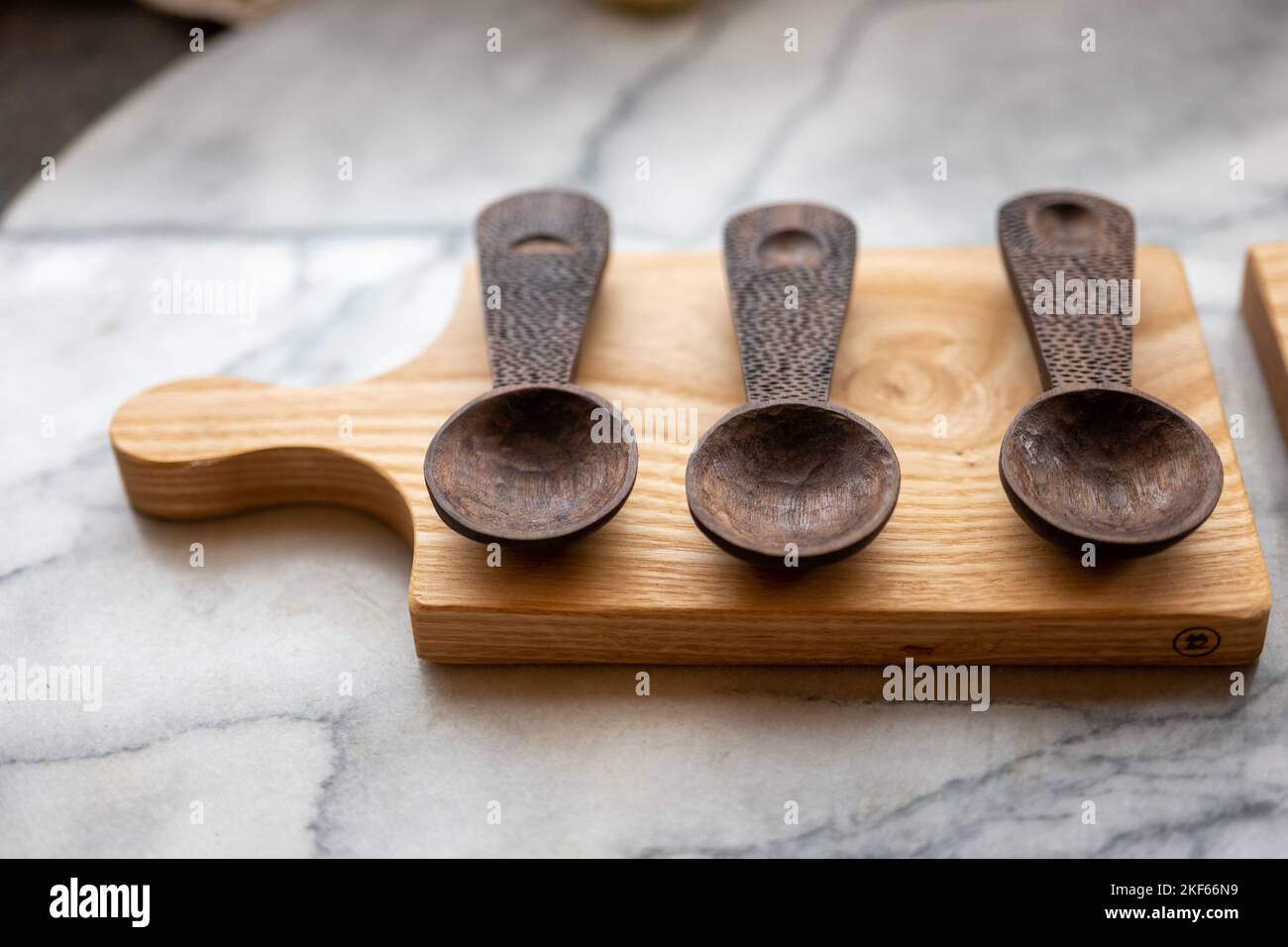 Rosie Brewer, artista intagliatore di legno Foto Stock