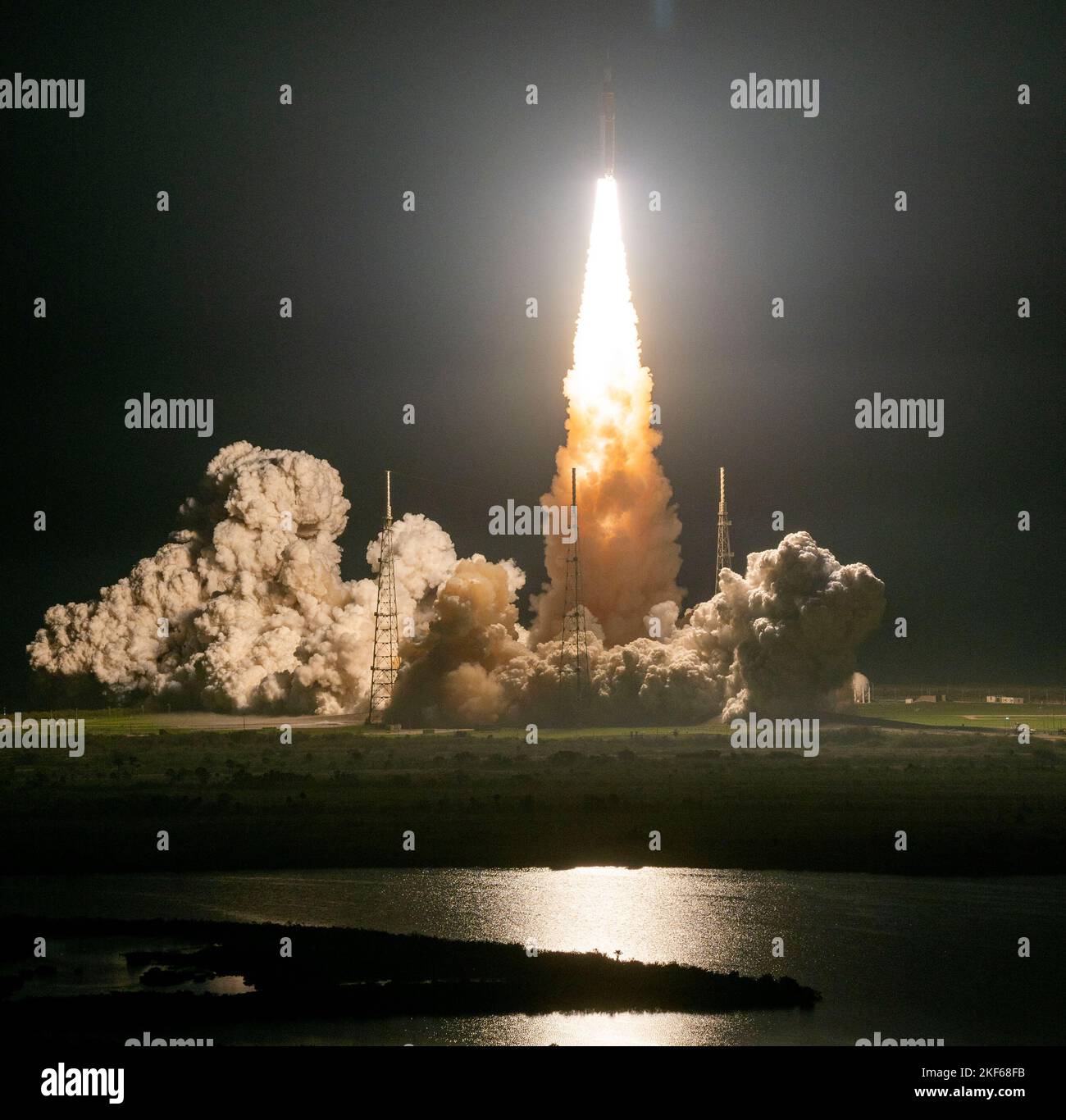 Il razzo NASAs Space Launch System che trasporta la navicella spaziale Orion lancia il test di volo Artemis i, mercoledì 16 novembre 2022, dal Launch Complex 39B al Centro spaziale NASAs Kennedy in Florida. La missione NASAs Artemis 1:47 a.m. EST è il primo test di volo integrato dei sistemi di esplorazione dello spazio profondo di agencys: Il veicolo spaziale Orion, il razzo SLS (Space Launch System) e i sistemi di terra. SLS e Orion hanno lanciato alle 1:47:00 EST, dal Launch Pad 39B al Kennedy Space Center. Credito obbligatorio: Joel Kowsky/NASA tramite CNP Foto Stock