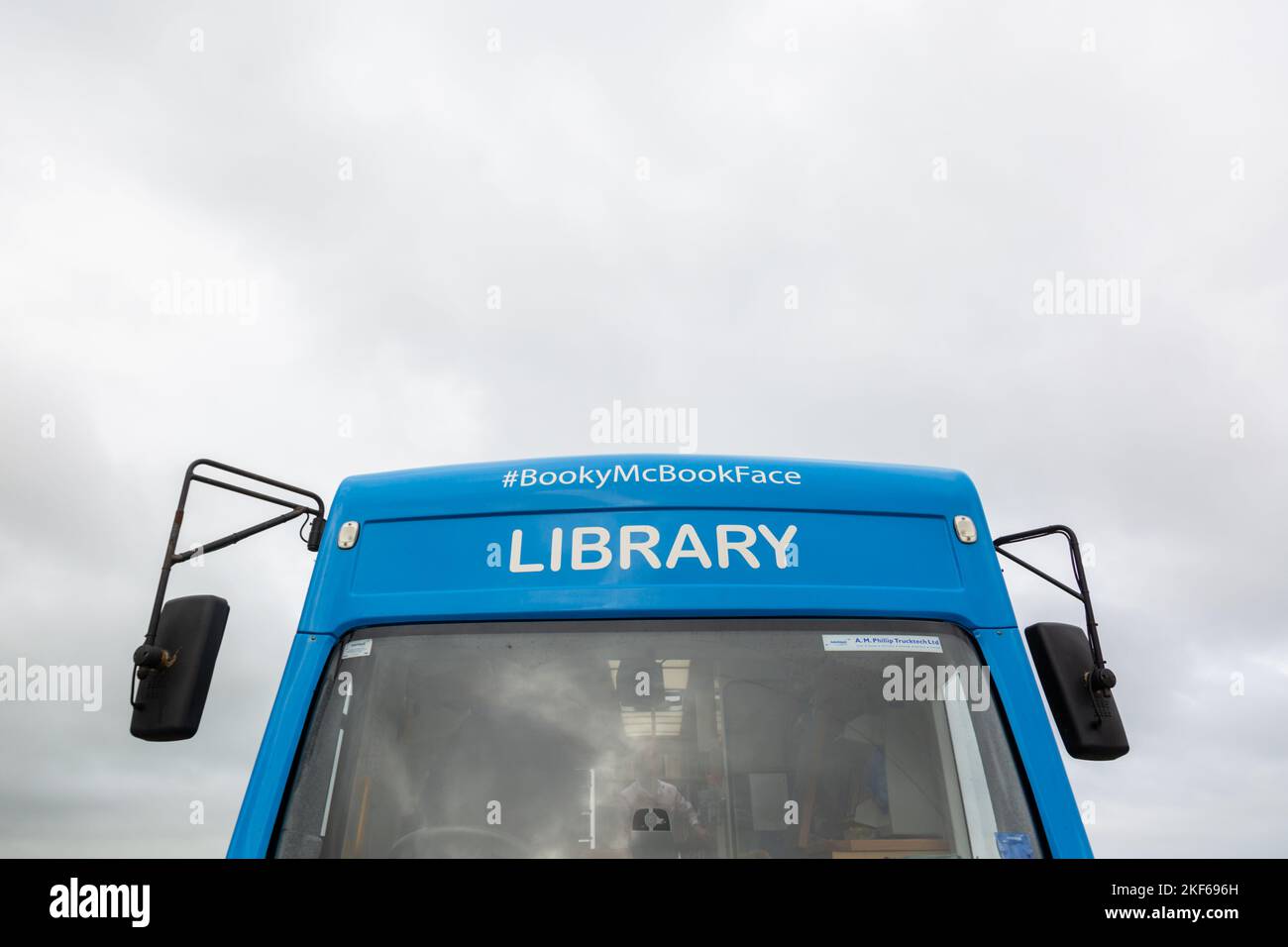 Biblioteca mobile van parcheggiato, Orkney, Scozia, Regno Unito, 2022 Foto Stock