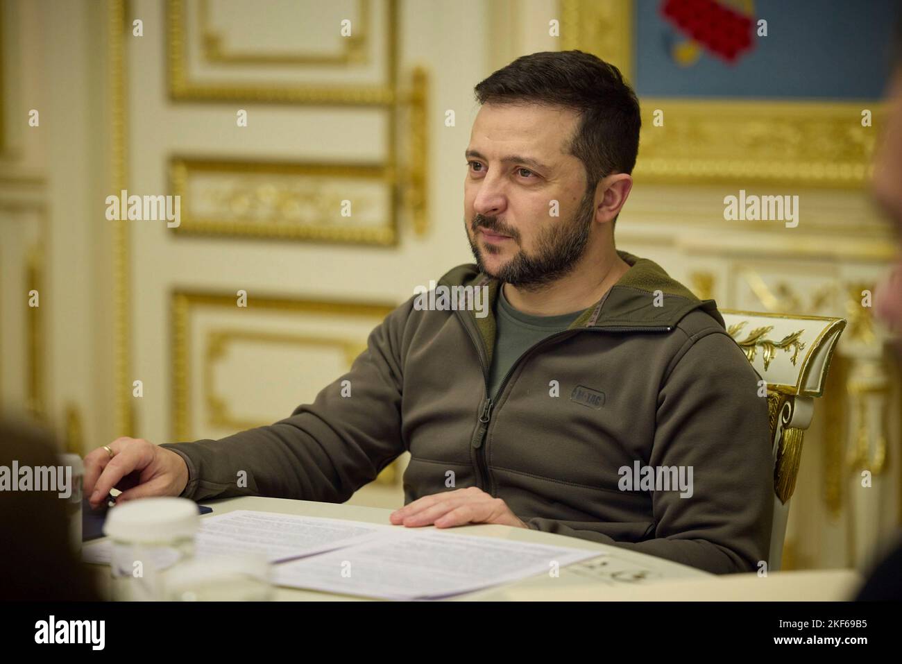 Kiev, Ucraina. 15th Nov 2022. Il presidente ucraino Volodymyr Zelenskyy ha un incontro bilaterale faccia a faccia con il ministro degli Esteri olandese Wopke Hoekstratha al Palazzo Mariinsky, 15 novembre 2022 a Kiev, Ucraina. Credit: Presidenza Ucraina/Ufficio stampa presidenziale Ucraina/Alamy Live News Foto Stock