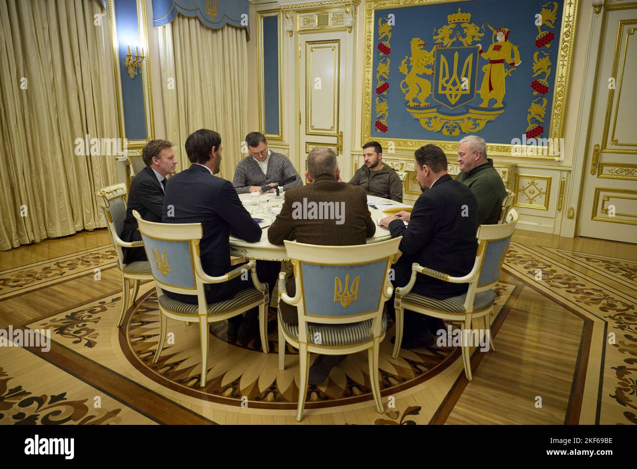 Kiev, Ucraina. 15th Nov 2022. Il presidente ucraino Volodymyr Zelenskyy ha un incontro bilaterale faccia a faccia con il ministro degli Esteri olandese Wopke Hoekstratha al Palazzo Mariinsky, 15 novembre 2022 a Kiev, Ucraina. Credit: Presidenza Ucraina/Ufficio stampa presidenziale Ucraina/Alamy Live News Foto Stock