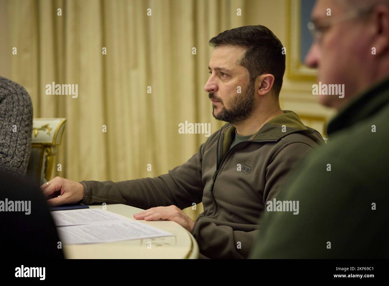 Kiev, Ucraina. 15th Nov 2022. Il presidente ucraino Volodymyr Zelenskyy ha un incontro bilaterale faccia a faccia con il ministro degli Esteri olandese Wopke Hoekstratha al Palazzo Mariinsky, 15 novembre 2022 a Kiev, Ucraina. Credit: Presidenza Ucraina/Ufficio stampa presidenziale Ucraina/Alamy Live News Foto Stock