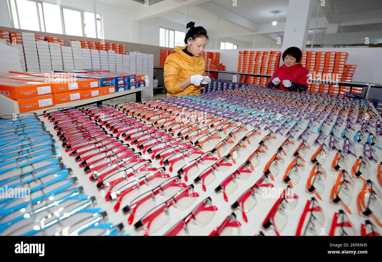 ANQING, CINA - 16 NOVEMBRE 2022 - i dipendenti controllano un lotto di prodotti di occhiali esportati all'estero presso la Anhui Maisi Optical Technology Development Co LTD Foto Stock