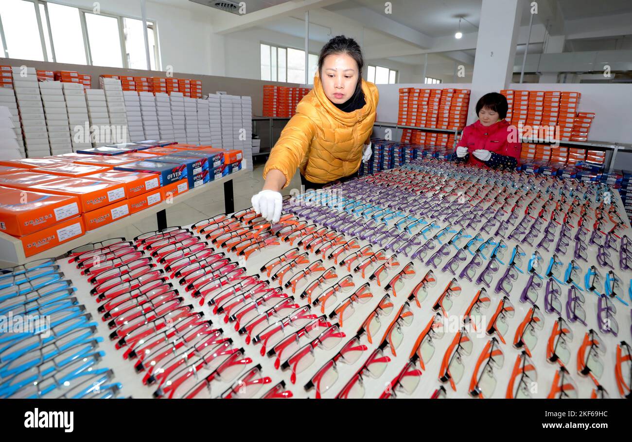ANQING, CINA - 16 NOVEMBRE 2022 - i dipendenti controllano un lotto di prodotti di occhiali esportati all'estero presso la Anhui Maisi Optical Technology Development Co LTD Foto Stock