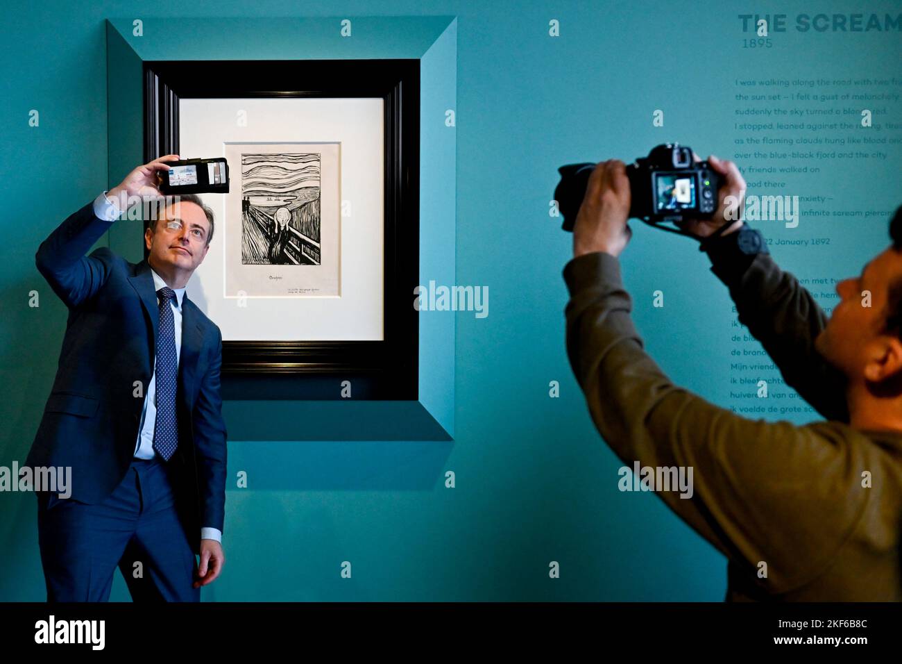 Bart De Wever di N-VA ha raffigurato nel corso di una conferenza stampa del Museum De Reede per presentare un'importante e importante aggiunta alla collezione del museo, mercoledì 16 novembre 2022, ad Anversa. L'opera è una copia firmata della versione litografica dell'iconico artista norvegese Edvard Munch "The Scream". Grazie ad una donazione, la copia verrà aggiunta alla collezione permanente del museo. FOTO DI BELGA DIRK WAEM Foto Stock