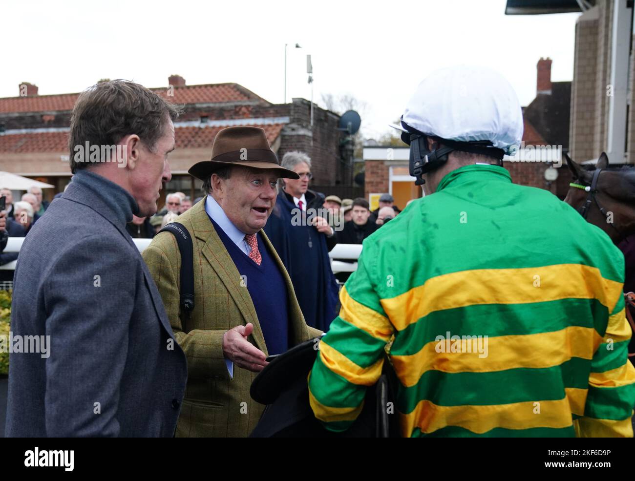 AP McCoy, Nicky Henderson e Aidan Coleman (sinistra-destra) dopo aver vinto l'Highflyer Bloodstock Novices' Chase con Jonbon all'ippodromo di Warwick. Data immagine: Mercoledì 16 novembre 2022. Foto Stock