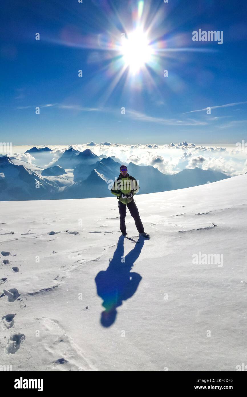 Escursionista in piedi nel campo di neve in cima a Jungfrau. Foto Stock