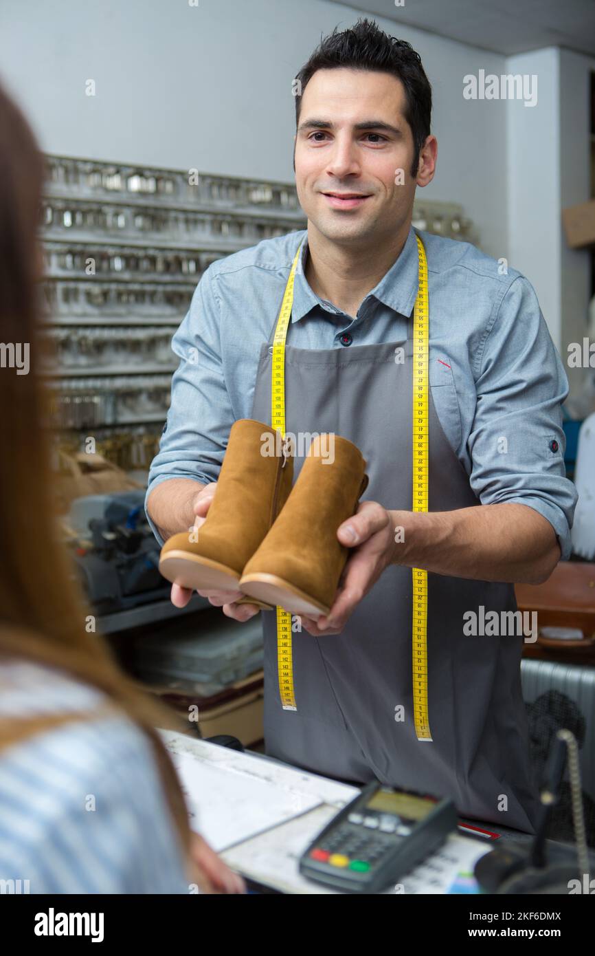 scarpe maschio con attrezzi da calzolaio Foto stock - Alamy