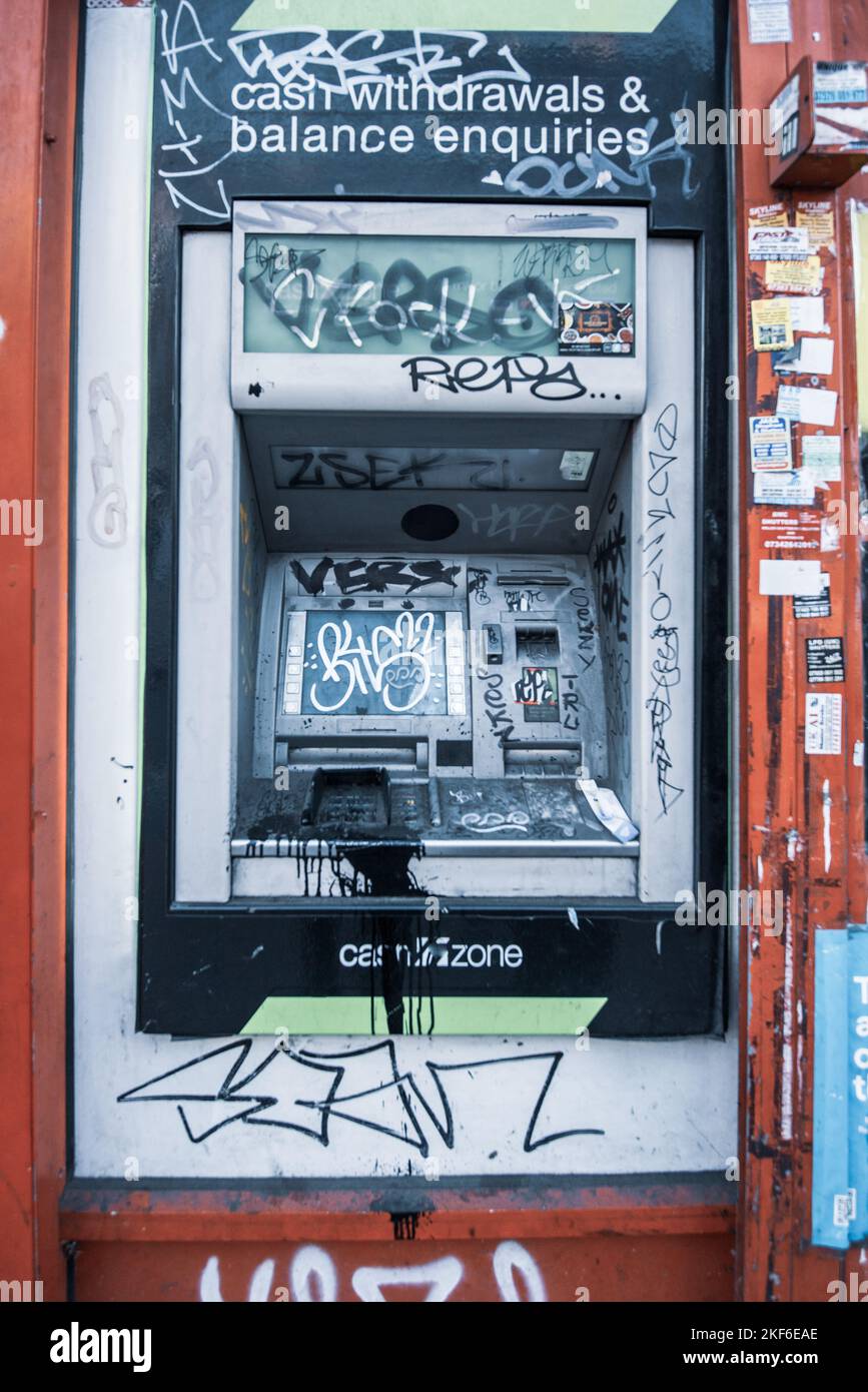 Bancomat con graffiti a Peckham, Londra, Inghilterra, Regno Unito Foto Stock